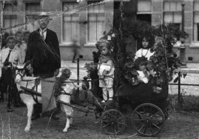 808379 Afbeelding van enkele kinderen van de familie Trapman in een geitenkar in de Waterstraat te Utrecht, tijdens de ...
